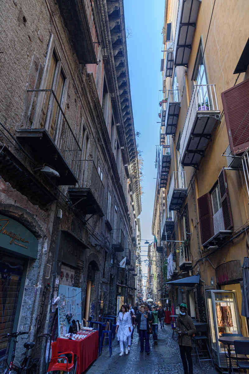 172 - Italia - Nápoles - Via San Biagio dei Librai.jpg